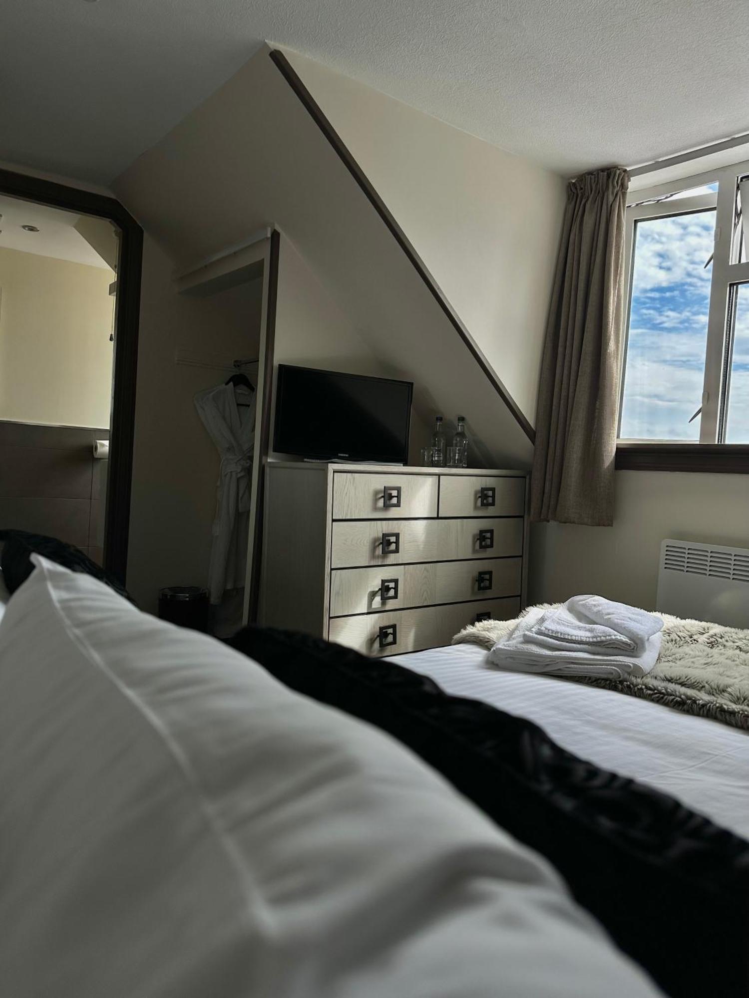 The Tobermory Hotel Bagian luar foto