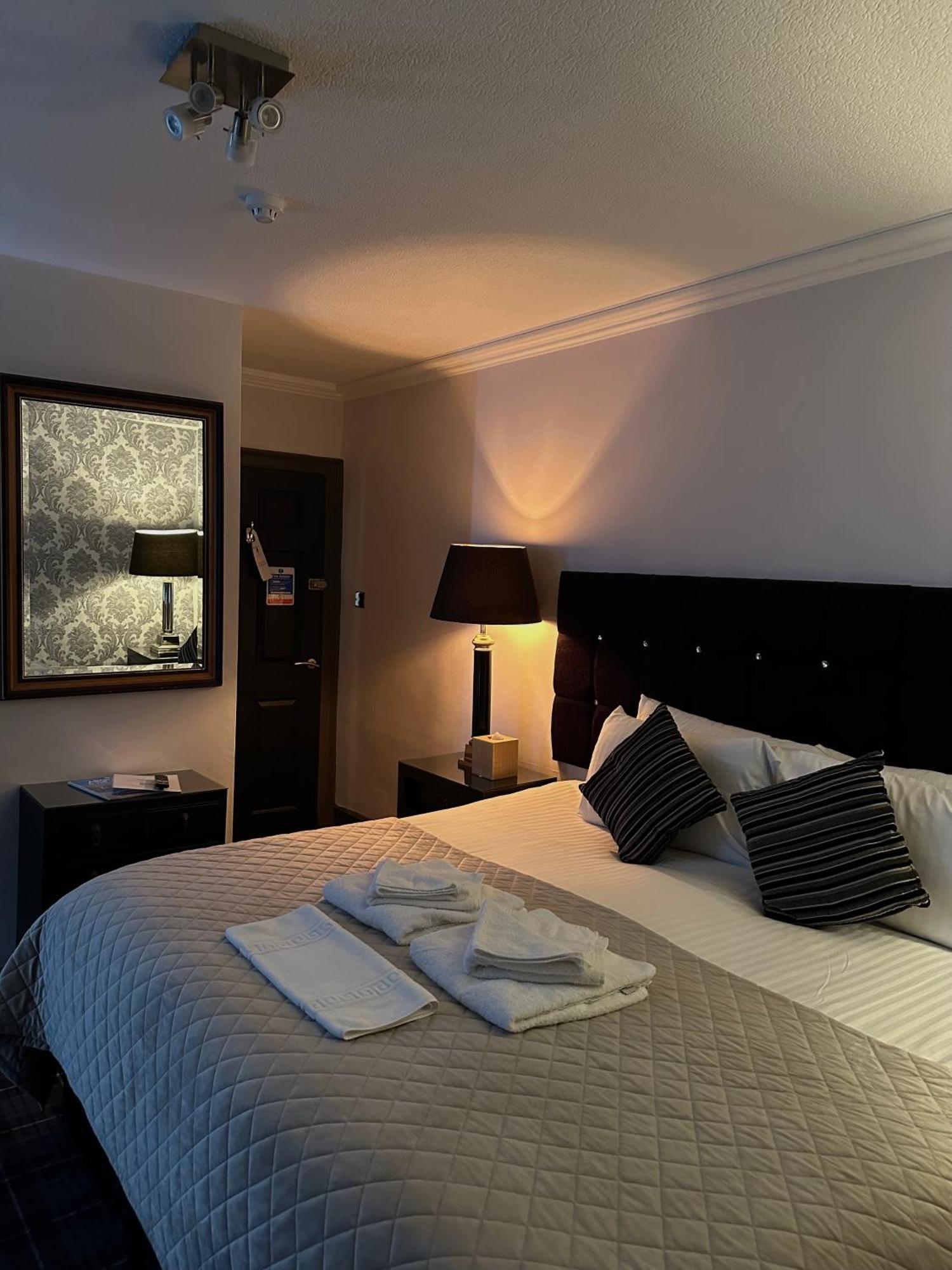 The Tobermory Hotel Bagian luar foto