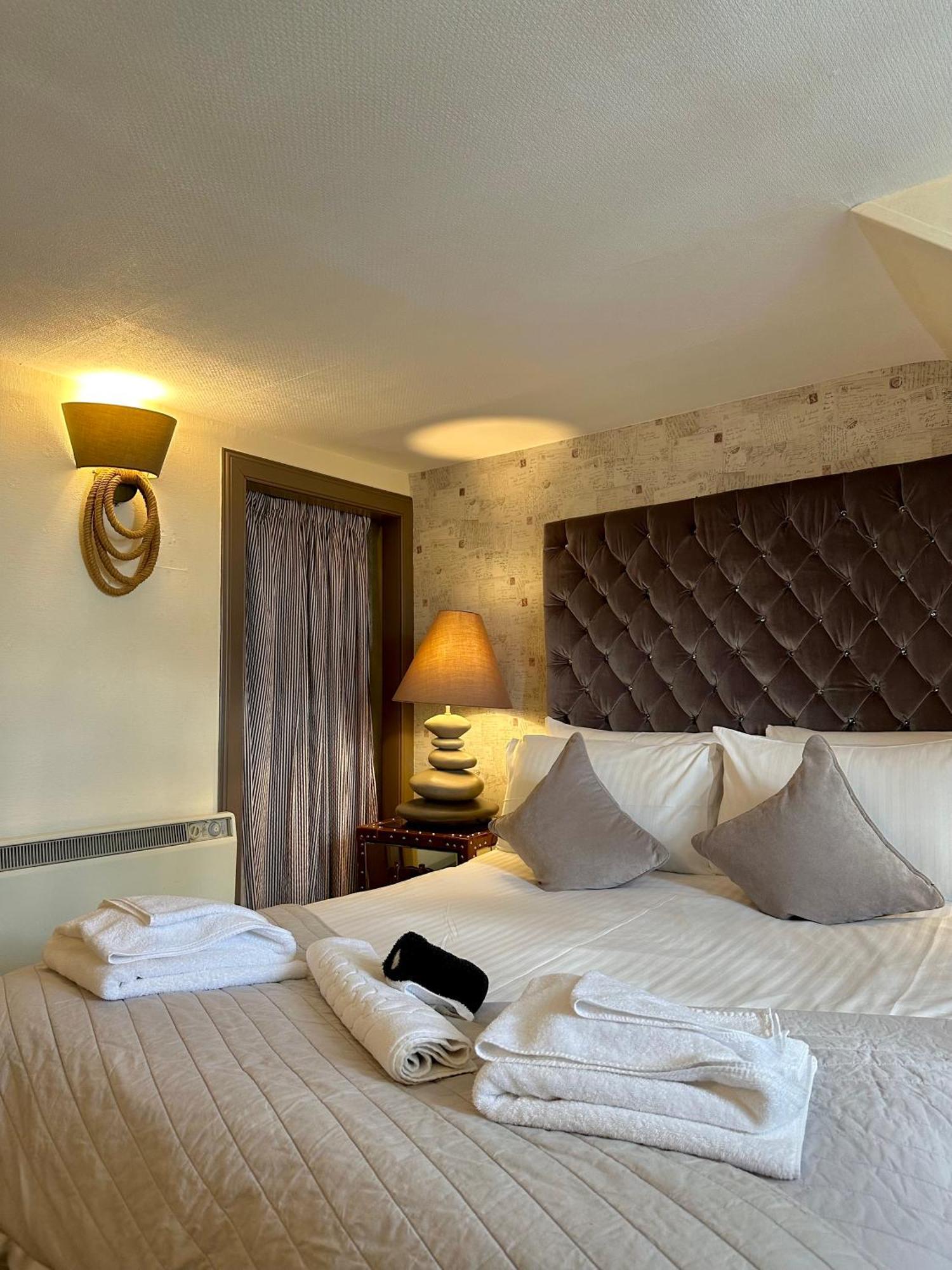 The Tobermory Hotel Bagian luar foto
