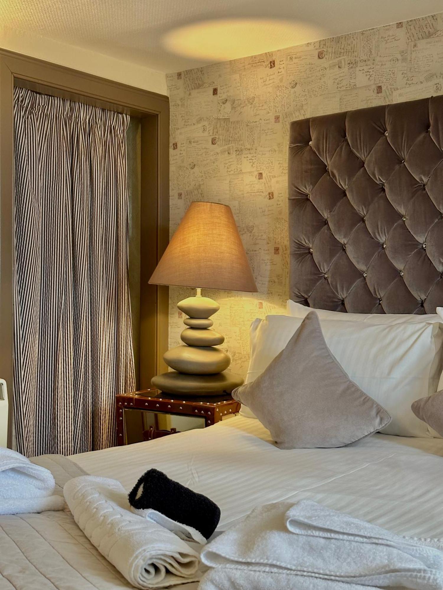 The Tobermory Hotel Bagian luar foto