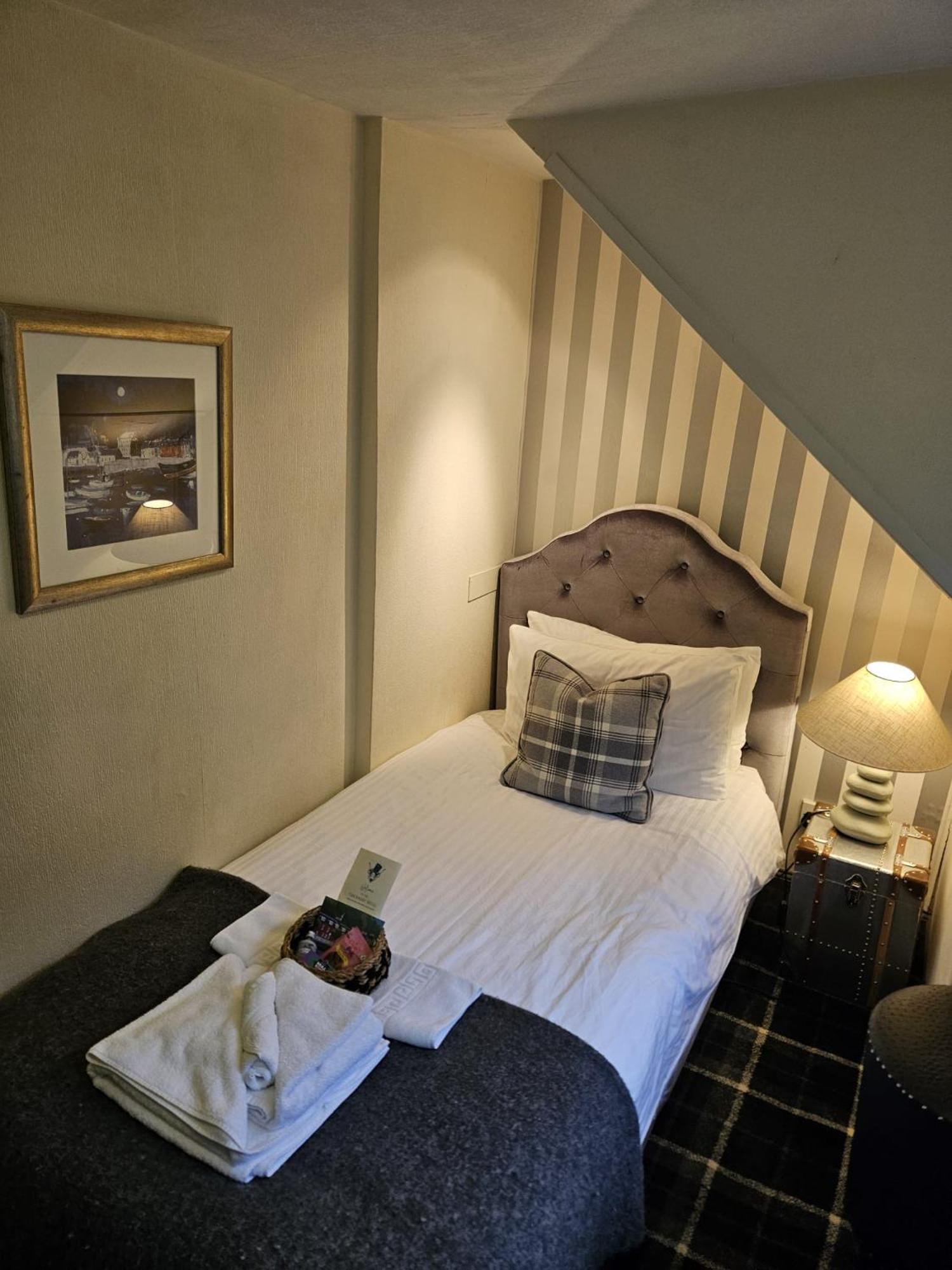The Tobermory Hotel Bagian luar foto